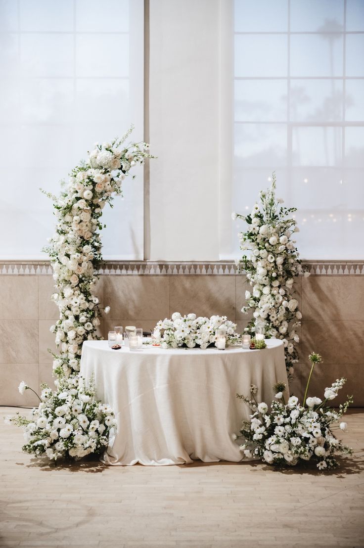 Bridal table with horn arches